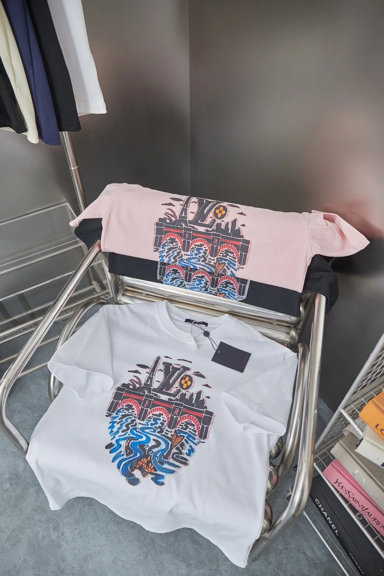 🅿️190 1V 25SS early spring new style Eiffel Tower river pattern short-sleeved, light luxury, essential item for daily commuting for men and women Correct version Welcome to compare Detailed features · 320g 100% pure cotton double yarn jersey fabric · Special thickened 32 pieces of double-strand 1X1 thread in the same vat custom dyeing · Digital direct injection of Eiffel Tower, bridge dyeing, river pattern printing • Turtle back design, letter logo and koi fish 🐟 embroidery · Double-needle stitching across seams · Original main mark, washed tag, branded moisture-proof paper packaging Color: White/Black/Pink Size: S/M/L/XL